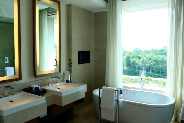 Premier, King Bed, THE OBEROI GURGAON 4/4