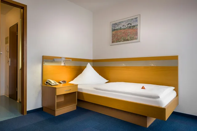 غرفة مفردة بحمام خاص بمطبخ صغير، acora Karlsruhe Zentrum Living the City 1/10
