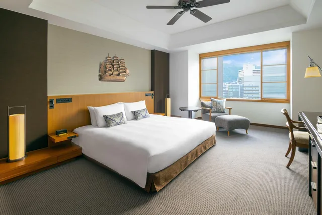 Room, King Bed, City Side, Oriental Floor، Oriental Hotel 3/3