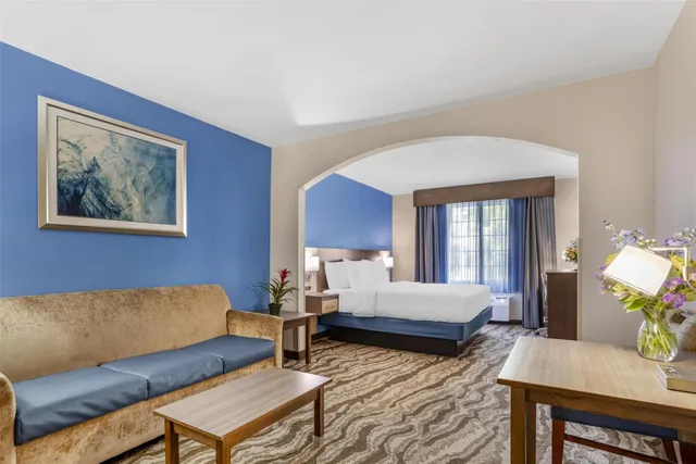جناح بسرير كينج بجاكوزي، Best Western Plus River Escape Inn & Suites 4/8