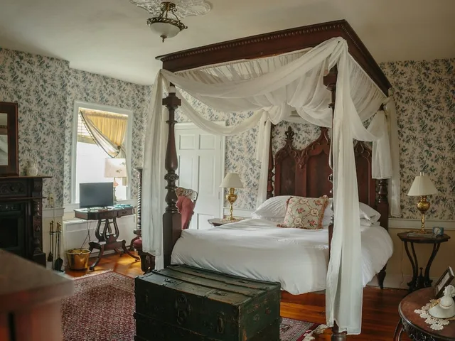 Bridal, Standard, Queen Bed, Cave Hill Farm Bed and Breakfast 1/2