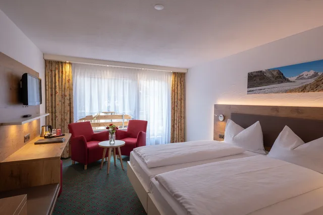 غرفة بسرير مزدوج بشرفة، Chalet Swiss Hotel 5/8