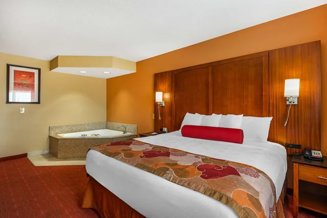 جناح بسرير كينج مع أريكة بمنطقة جلوس بمطبخ صغير، Best Western Plus Georgetown Corporate Center Hotel 1/3