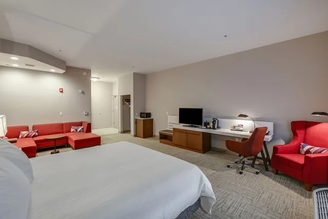 Evolution, King Bed, Hilton Garden Inn Ames 3/10