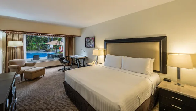 غرفة بسرير كينج بإطلالة على الحديقة، Holiday Inn GUADALAJARA EXPO 3/6