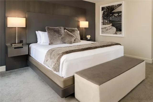 Studio, King Bed, City View, The Benson Portland, Curio Collection by Hilton 1/2
