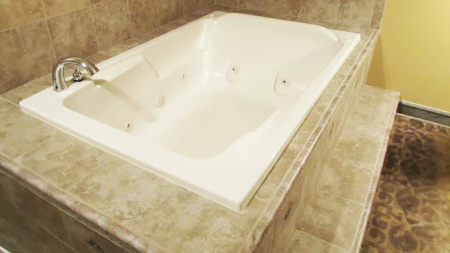 جناح تنفيذي بسرير كينج بحوض جاكوزي، Magnuson Grand Pioneer Inn And Suites 5/6