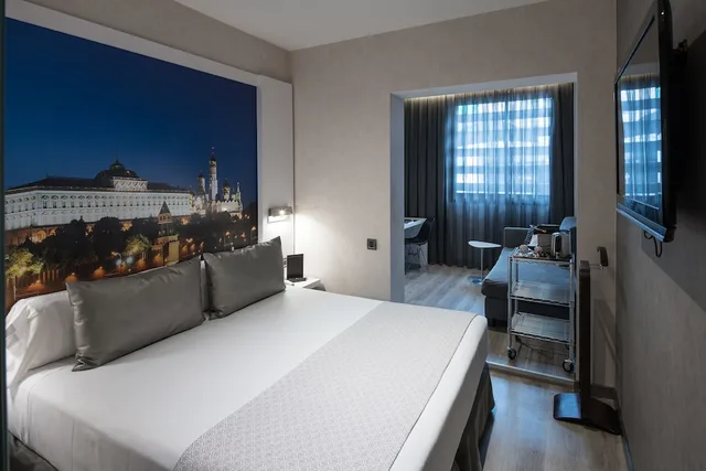 Junior Suite, Queen Bed, Hotel Catalonia Gran Via Bcn 1/3