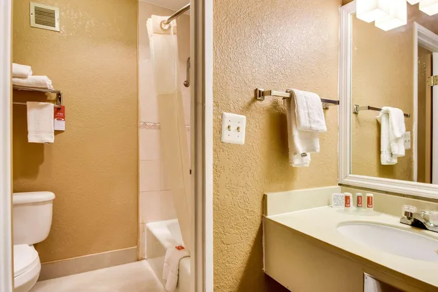 غرفة بسريرين مزدوجين، Econo Lodge Tampa near Busch Gardens 5/5