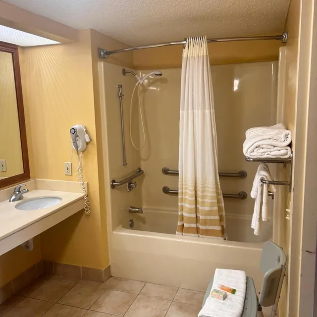 غرفة بسرير مزدوج لذوي الإعاقة، Home Town Inn And Suites 3/4