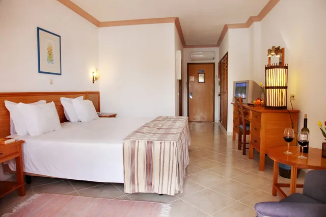 Room, Twin Beds, Pool View, Belavista da Luz 2/7