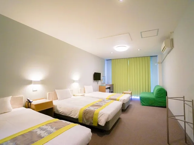 غرفة رباعية بثلاثة أسرّة مع أريكة، Hotel Caretta Amami 2/8