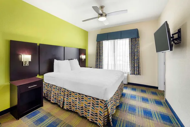 جناح بسرير كينج مع أريكة بمطبخ صغير، Best Western Plus Pratt 1/3