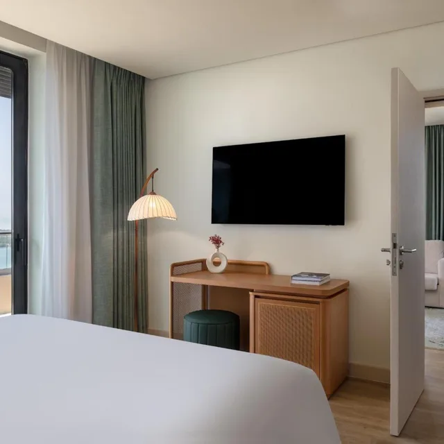 جناح بسرير فردي بإطلالة على البحر بشرفة بغرفتي نوم، Yas Plaza Mangroves by IHG 1/3