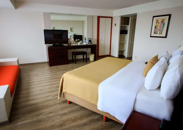 جناح جونيور بسرير كينج مع أريكة، Grand Cantalagua Hotel Morelia, BW Signature Collection 8/10