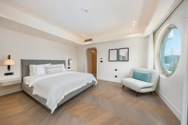 Superior, Queen Bed, Lateral Side Sea View, Yacht Classic Hotel - Boutique Class 1/2