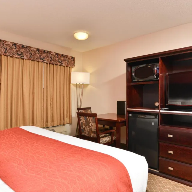 جناح بسرير كوين مع أريكة، Comfort Inn & Suites Calgary Airport - South 2/4