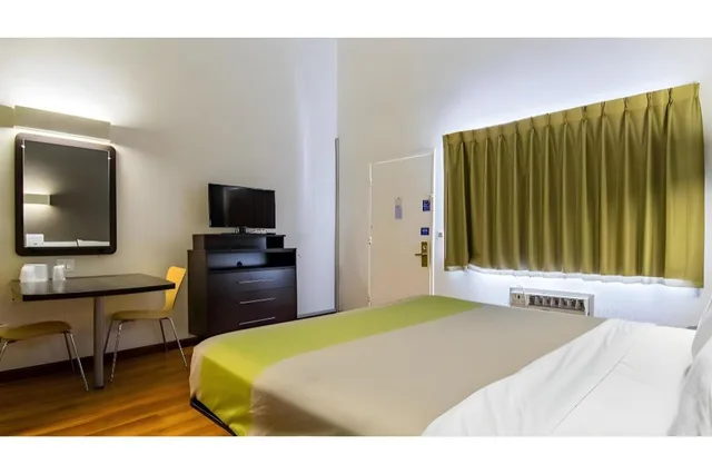 1 Queen Bed - Mobil Access Tub Nsmk Kitchen، Studio6 Cypress, CA 3/6