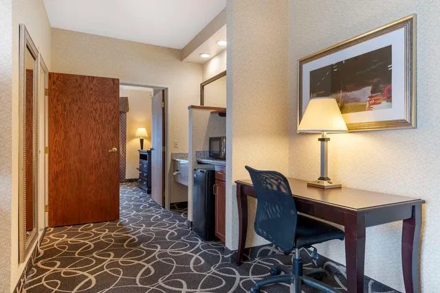 جناح بسرير كينج مع أريكة، Best Western Plus Eau Claire Conference Center 5/5