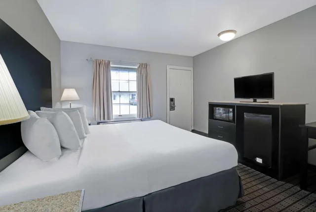 1 King Bed - Mobility Acc Tub Smk Micfridge، Motel6 Washington, PA 2/10