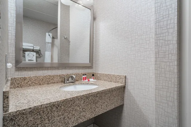 غرفة بسرير كوين لذوي الإعاقة، Days Hotel By Wyndham University Ave Se 7/10