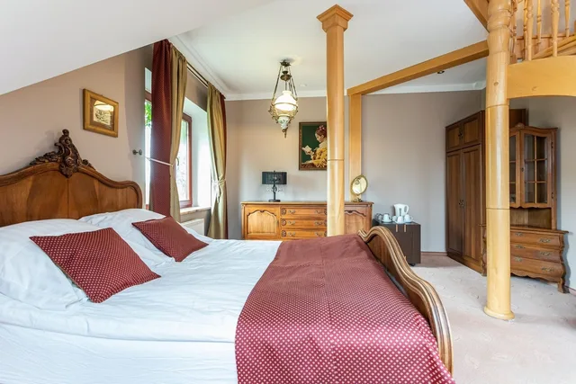 غرفة رباعية بسرير كوين مع أريكة، Royal Residence 5/10