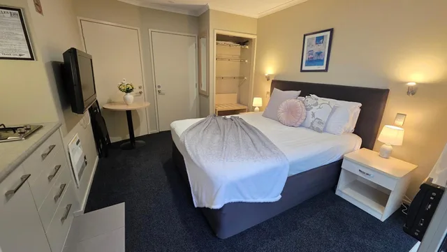Compact, Studio, Queen Bed، Tower Junction Motor Lodge 2/7