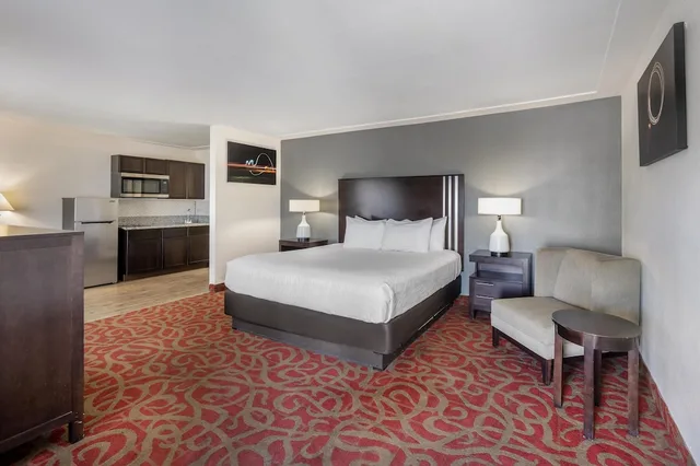 غرفة قياسية بسرير كينج بمطبخ، Best Western Pahrump Oasis 1/9