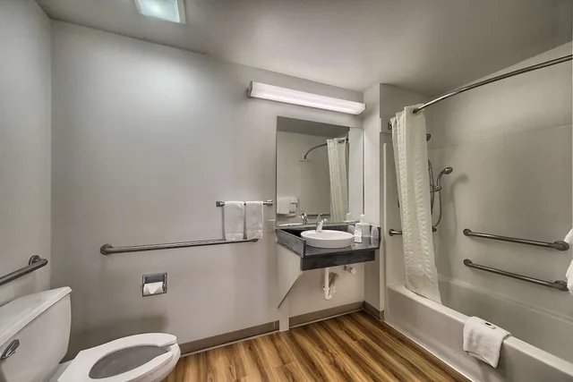 غرفة قياسية بسرير كينج، Motel6 Kerrville, TX 5/6