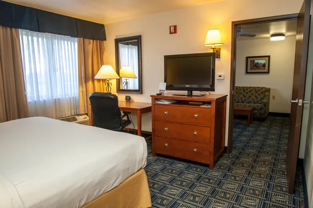 جناح بسرير كينج بمنطقة جلوس، Holiday Inn Express Tucson Airport 3/5