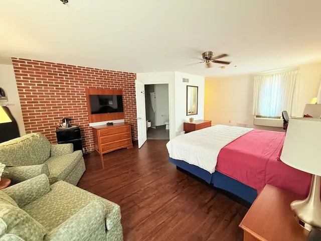 غرفة بسرير كينج مع أريكة يُسمح فيها بالحيوانات الأليفة، Inn at Cemetery Hill 2/10