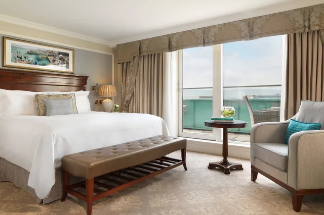 غرفة بسرير كينج بشرفة بدون إطلالة، Shelbourne Hotel 1/1