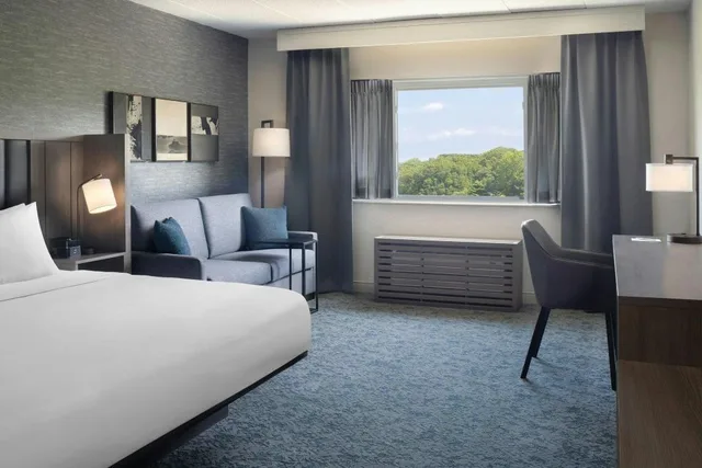 غرفة تقليدية بسرير كينج مع أريكة، Sheraton Framingham Hotel Conference Center 1/4