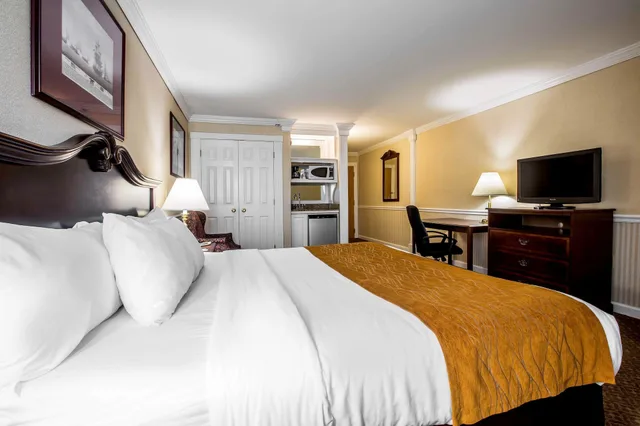 غرفة قياسية بسرير كينج، Comfort Inn & Suites Plattsburgh - Morrisonville 3/9
