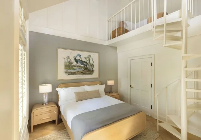 غرفة ديلوكس بسرير كوين وسريرين منفصلين، The Garden District Hotel 3/8