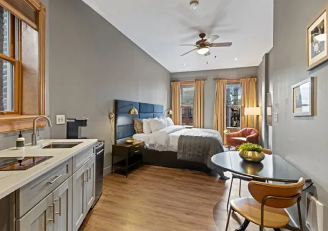 جناح جونيور، Blue Moon Boutique Hotel 2/3