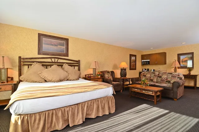 جناح بسرير كينج مع أريكة بحوض جاكوزي، Best Western Plus Kelly Inn and Suites 5/10
