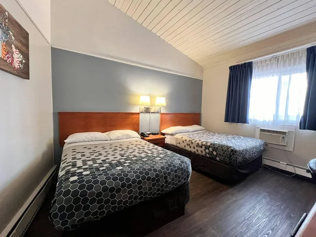 غرفة قياسية بسريرين مزدوجين يُسمح فيها بالحيوانات الأليفة، Econo Lodge Calgary Motel Village 9/10