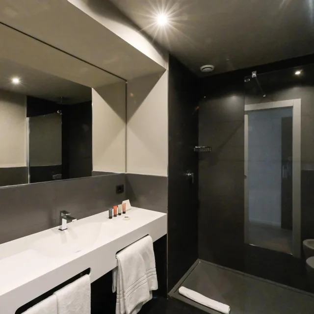 جناح جونيور، Hotel Punta Tipa 6/6
