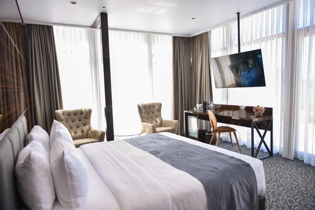 جناح جونيور بشرفة، Hotel Monarch 1/9