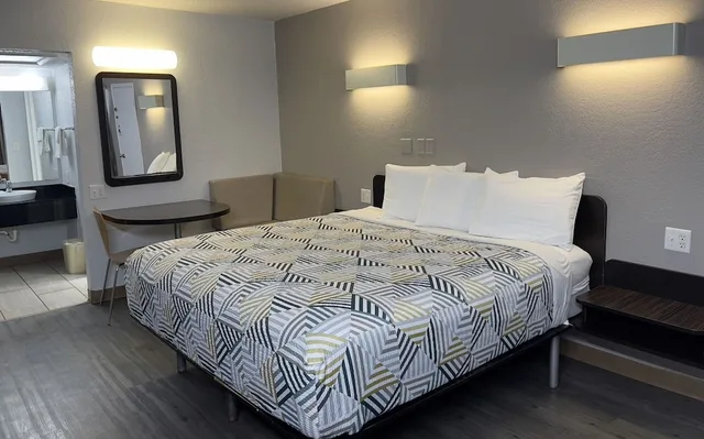 غرفة قياسية بسرير كينج، Motel6 Sallisaw, OK 5/8