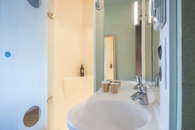 Room, Triple, Double and Bunk Bed, ibis budget Pertuis Portes du Luberon 5/7