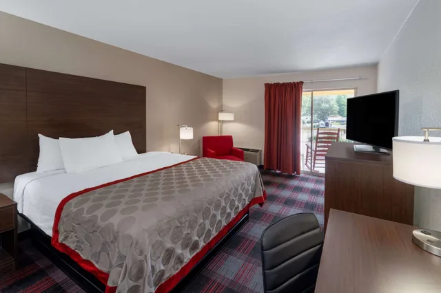غرفة بسرير كينج بإطلالة على الجبل، Ramada by Wyndham Maggie Valley 1/2