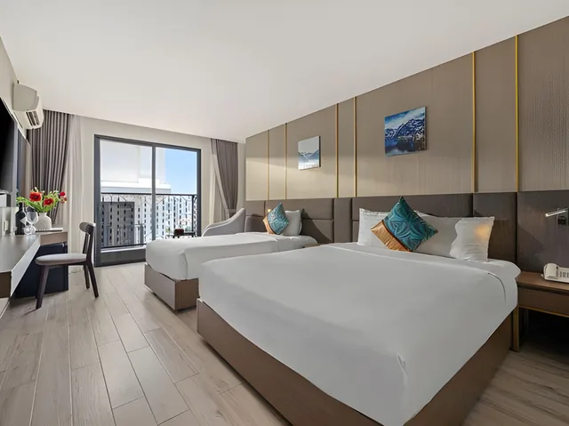 Senior, Triple, 1 Double and 1 Single Bed, City View, Balcony، Sochi Hotel 1/2