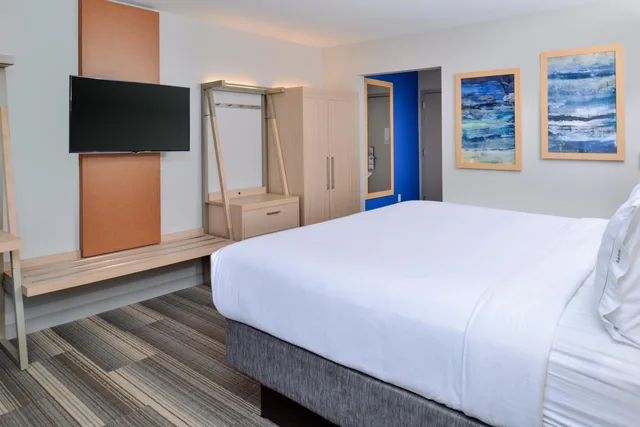 Room, King Bed, Sofa, Accessible, Holiday Inn Express Suites Farmington Hills Detroit 2/3