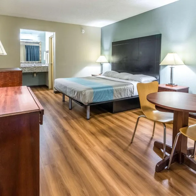 1 King Bed - Non-Smoking, Mini Fridge، Motel6 Kenly, NC 3/9