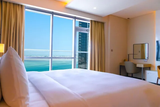 جناح تنفيذي بسرير كينج بإطلالة على البحر، Hilton Bahrain 1/3