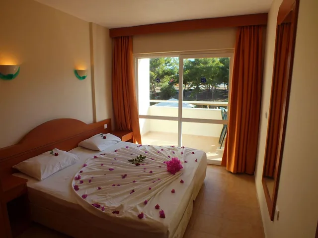 جناح عائلي بسريرين منفصلين بإطلالة على المسبح بغرفة نوم واحدة مع أريكة، Tuntas Family Suites Kusadasi 2/2