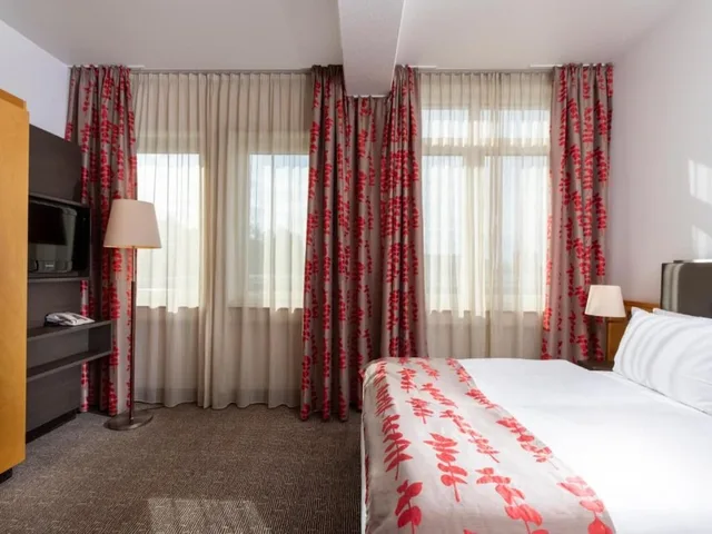 جناح بسريرين منفصلين بغرفة نوم واحدة، Holiday Inn Frankfurt Airport Neu Isenburg 2/3