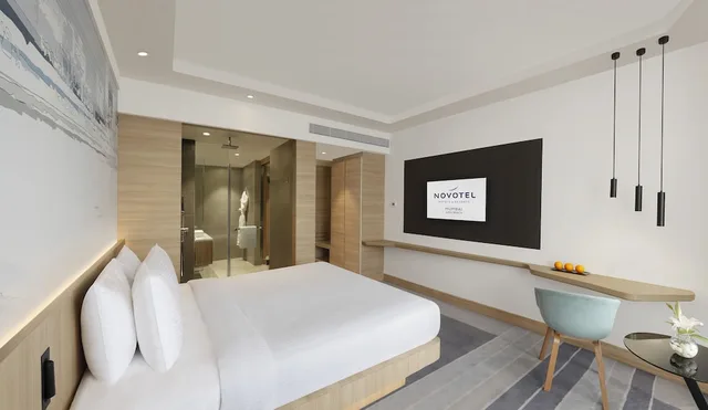 غرفة سوبيريور بسرير كينج بإطلالة على البحر، Novotel Mumbai Juhu Beach 1/10
